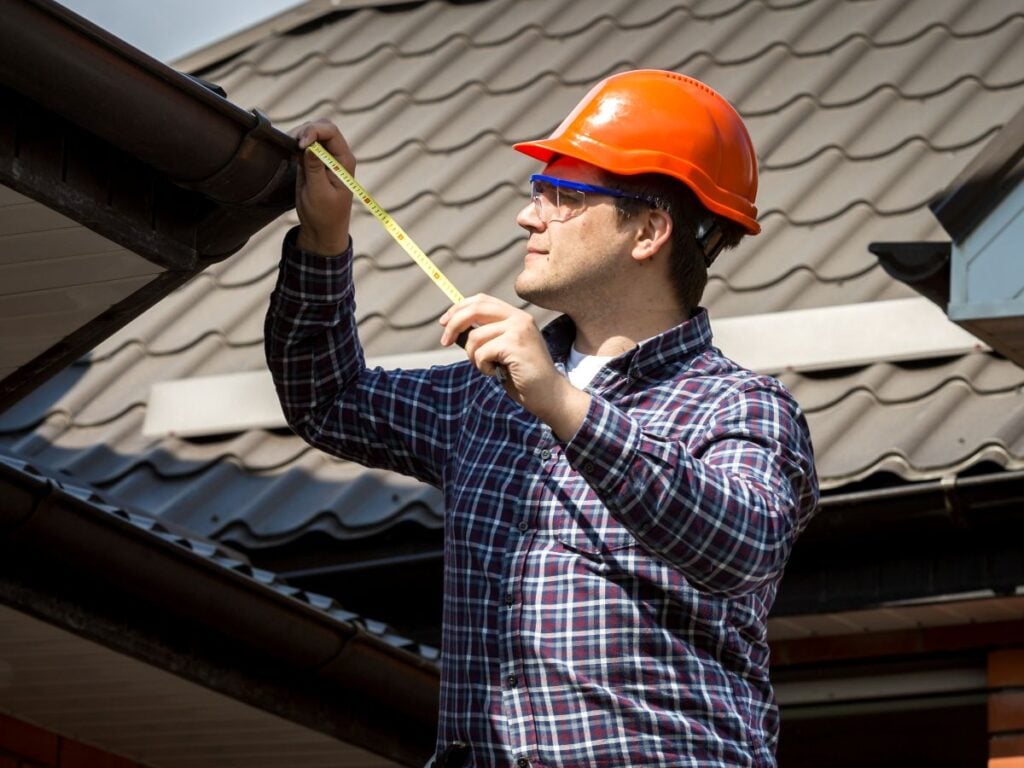 how to measure a roof worker standing on ladder with meter
